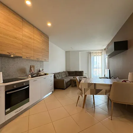Apartment Weekly, Monthly Rent *